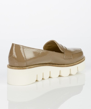 Лаковые мокасины на белой платформе