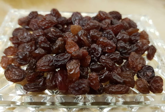 Golden raisins - black raisins