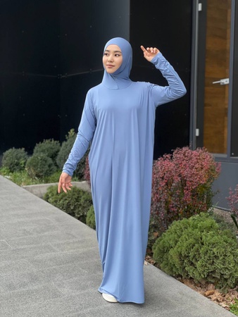 Базовое вискозное платье с пришитой балаклавой