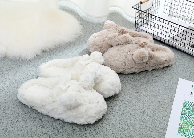 Тапочки с помпонами, усыпанные камнями L-302