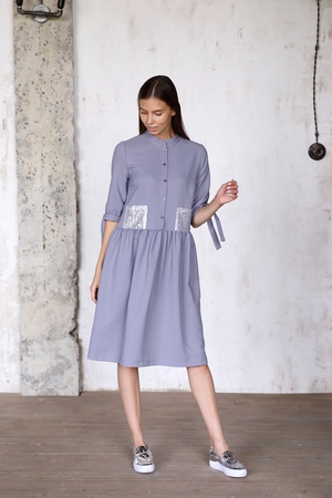 Платье на пуговицах с декоративными карманами серо-синего цвета