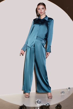 Women's suit shirt and bell-bottomed steel trousers