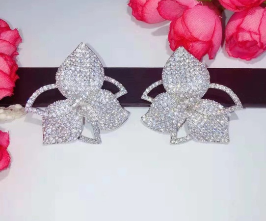 Серьги из ювелирного металла и цирконов