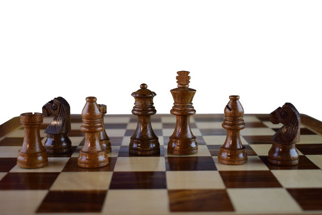 МАГНИТНАЯ ДЕРЕВЯННАЯ ШАХМАТНАЯ ДОСКА С ШАХМАТНЫМИ ФИГУРАМИ РУЧНОЙ РАБОТЫ