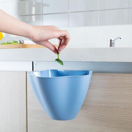 Dolap kapağına sabitlenmiş plastik çöp sepeti