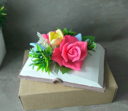 Kitap standı ve bir buket sabun