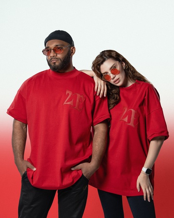 красная футболка