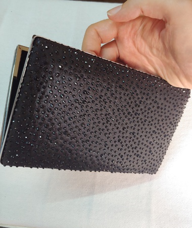 Серебристая вечерняя сумка с камушками