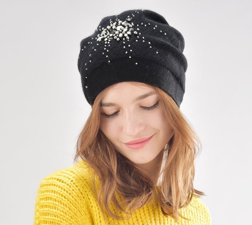 Женская шапка бини со стразами