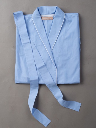 ХАЛАТ ИЗ ХЛОПКА В МЕЛКУЮ ПОЛОСКУ С БЕЛЫМ КАНТОМ