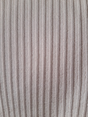 Kurz geschnittener Rollkragenanzug und Trompetenhose