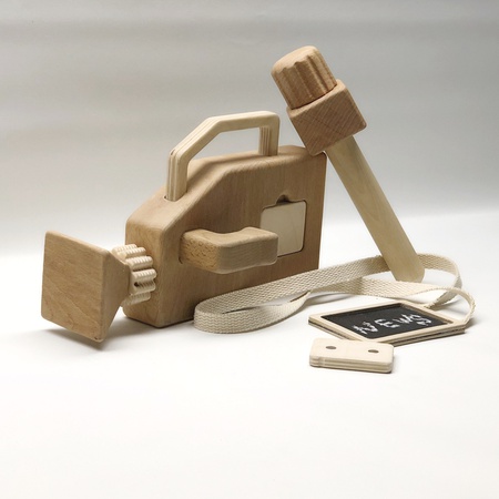 набор деревянная камера, микрофон и бейдж журналиста