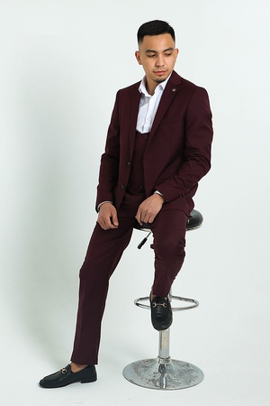 мужская одежда:  мужские костюмы, мужские пиджаки,  мужские брюки, мужские жилеты, мужские рубашки, мужские пальто и полупальто.