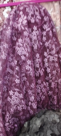 Hochwertige Stickerei auf Tüll