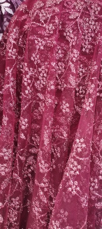 Hochwertige Stickerei auf Tüll