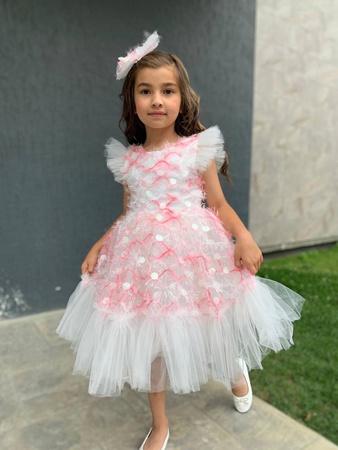 Вечернее платье с пайетками и пряжками