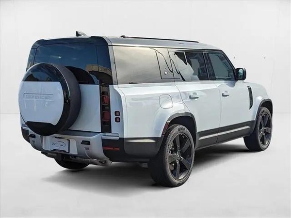 2024 Land Rover Defender 130 P400 Outbound