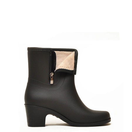 皮靴将NORDMAN BELLINA配上皮毛