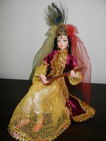 Orta Asya'nın ulusal kostümlerinde koleksiyonluk bebekler