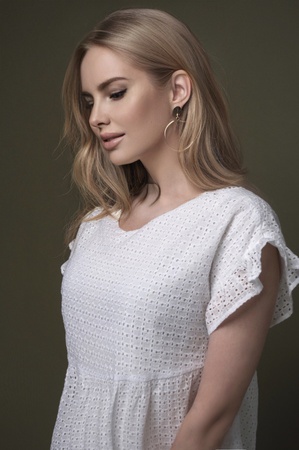 Белое платье из шитья (артикул ml 111)