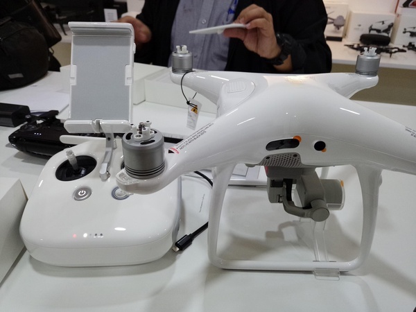 dji phantom 4 pro drone Bundle