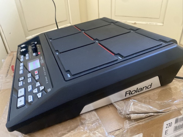 Пэд для сэмплирования Roland SPD-SX В коробке с инструкцией + блок питания + компакт-диск + палочки