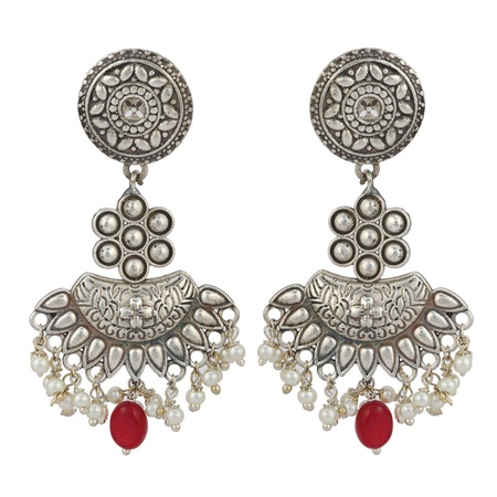 带有磨损花滴的民族派对耳环。