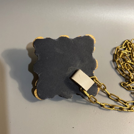 Doğal inciler ve seramik kafatasları ile ahşap kolye