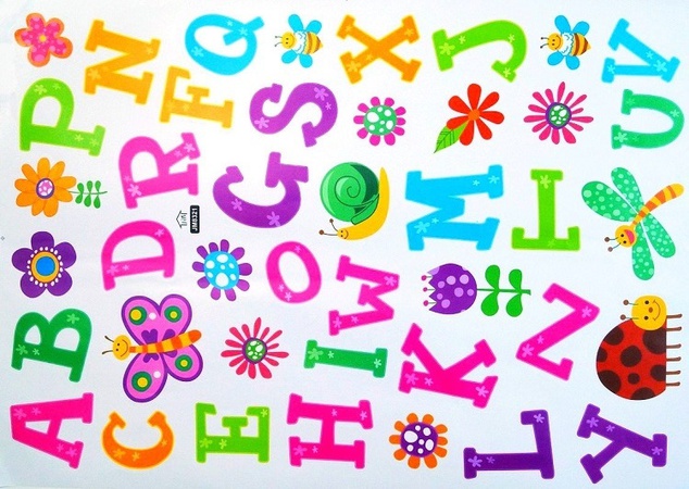 Çocuk odasında renkli harflerle &quot;İngiliz alfabesi&quot; çıkartması