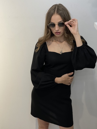 Платье в черном цвете из льна с объемными рукавами, в длине мини.