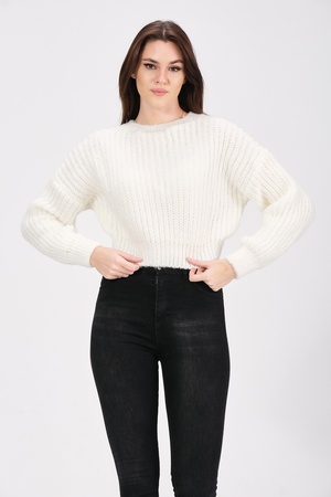 Трикотажный укороченный свитер с круглым вырезом