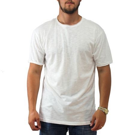 Белая футболка с надписью бренда