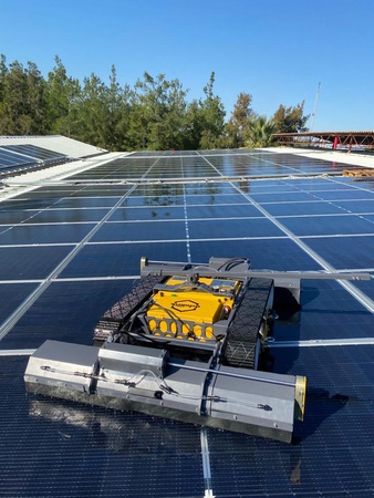 Робот для очистки солнечных панелей