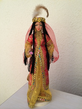 Orta Asya'nın ulusal kostümlerinde koleksiyonluk bebekler