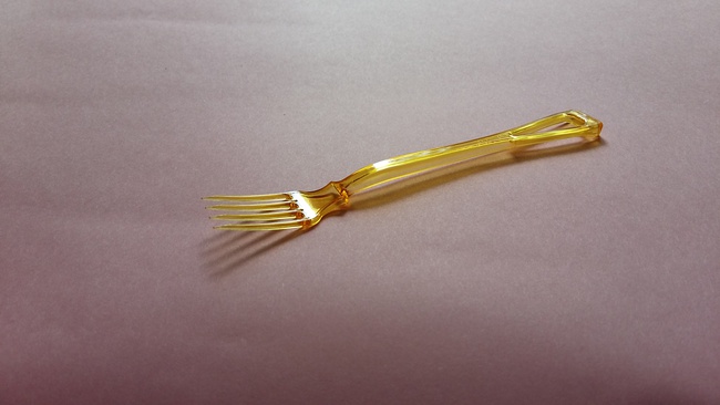 Одноразовая вилка с маркировкой "GornovGroup.ru"