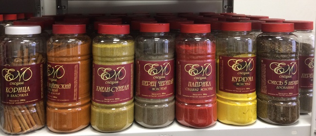 более 60 наименований различных специй и пряностей