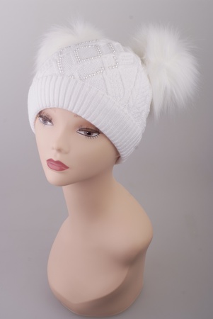 Детская зимняя шапка с двумя помпонами