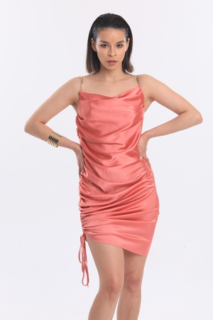 Платье с цепочкой на бретелях