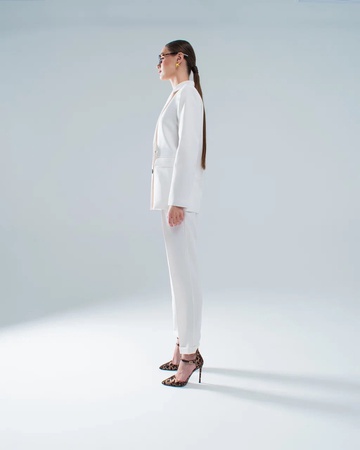 Двубортный пиджак с прямыми брюками