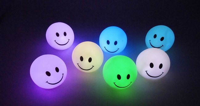 Mini lamba &quot;Gülen Yüz&quot; LED&#39;inin rengi değişiyor