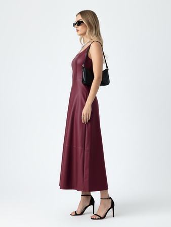 Длинное платье без рукавов из искусственной кожи