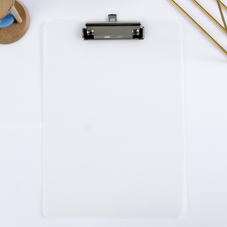 Цветной пластиковый зажим для доски формата А4 можно повесить на креативную студенческую тестовую бумагу