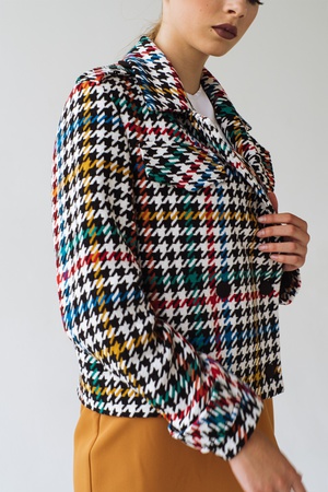 ТЕПЛАЯ КУРТКА В РАЗНОЦВЕТНУЮ ГУСИНУЮ ЛАПКУ