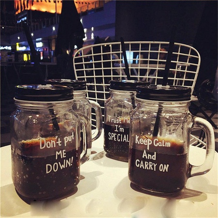 Кружка с трубочкой и крышкой в виде стеклянной банки с ручкой