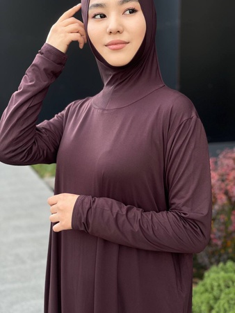 Базовое вискозное платье с пришитой балаклавой