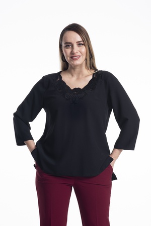 Блузка с V-образным вырезом с вышивкой