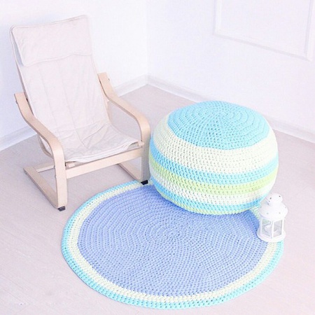 Дизайнерский вязаный пуфик