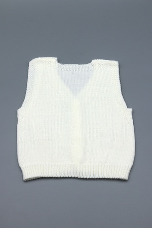 ТРИКОТАЖНЫЙ ЖИЛЕТ ИЗ ЛИСТОВОГО ТРИКОТАЖА С 4 КНОПКАМИ