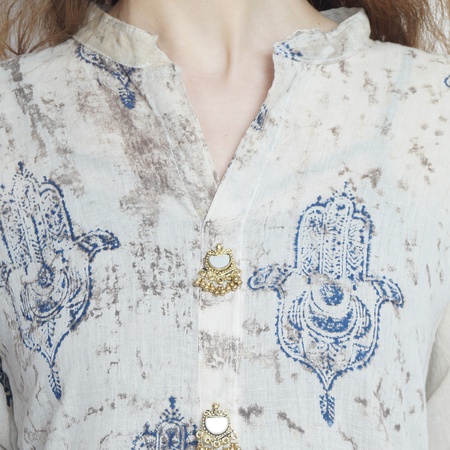 Рубашка с разрезом спереди и украшена этническими подвесками