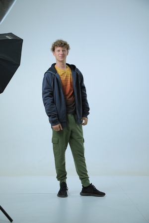 Все виды женской, мужской и детской одежды: футболки, топы, рубашки поло, толстовки и многое другое.